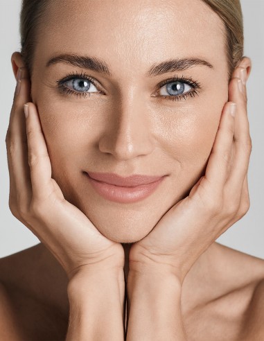 Viso di una ragazza sorridente che si è appena depilata