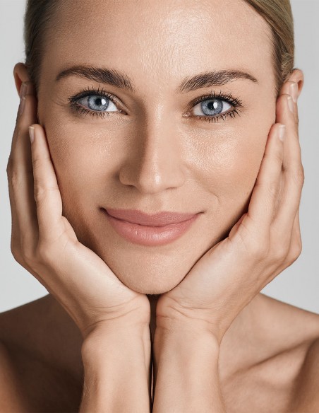 Viso di una ragazza sorridente che si è appena depilata