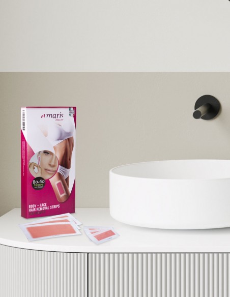 Confezione di strisce depilatorie appoggiata in un bagno