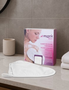 Confezione del guanto struccante appoggiata su un mobile