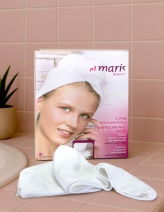 Confezione del turbante asciugacapelli appoggiata su una superficie del bagno