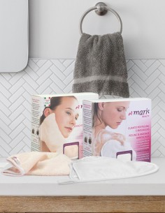 Confezioni del guanto scrub e del guanto struccante appoggiate in bagno