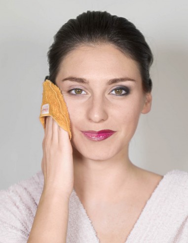 Ragazza che si è struccata metà viso usando il dischetto struccante