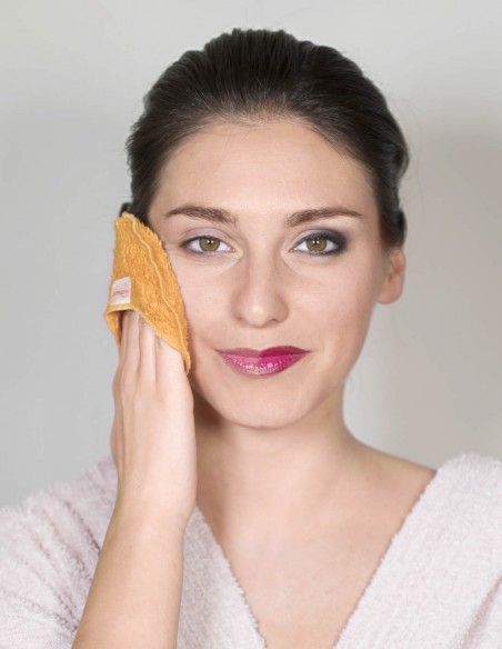 Ragazza che si è struccata metà viso usando il dischetto struccante