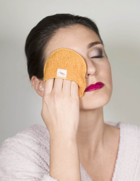 Ragazza che sta usando il dischetto struccante