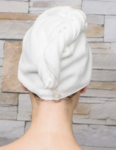 Donna con indosso il turbante asciugacapelli vista di spalle