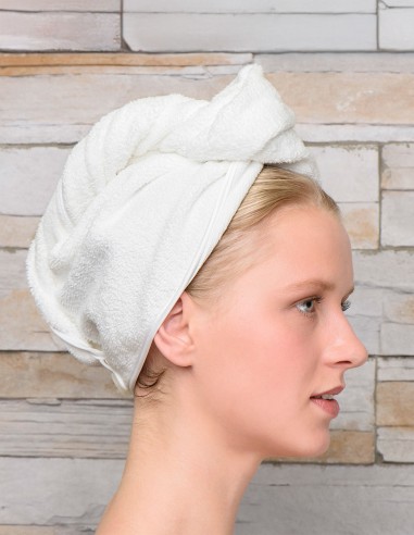 Donna con indosso il turbante asciugacapelli vista di lato