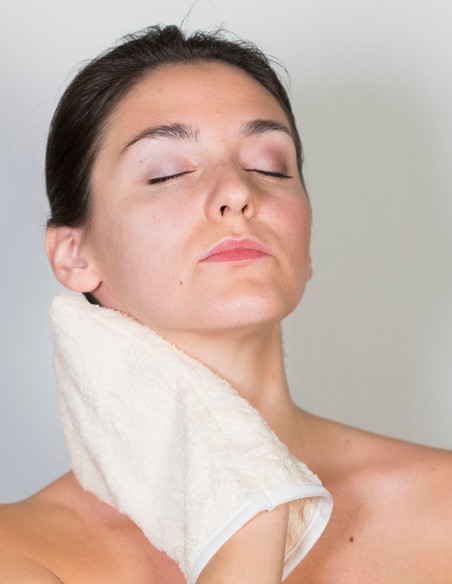 Ragazza che passa il guanto struccante sul collo