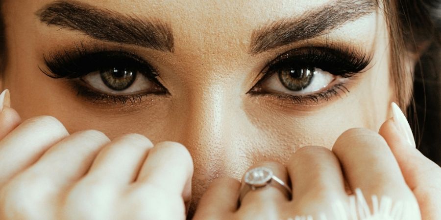 Donna che porge un regalo di Natale