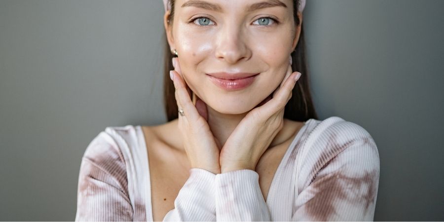 Pigiama appoggiato su un letto