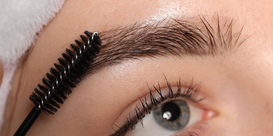 Estrattore in azione con mele e arance intorno