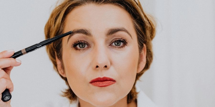 Estrattore in azione con mele e arance intorno