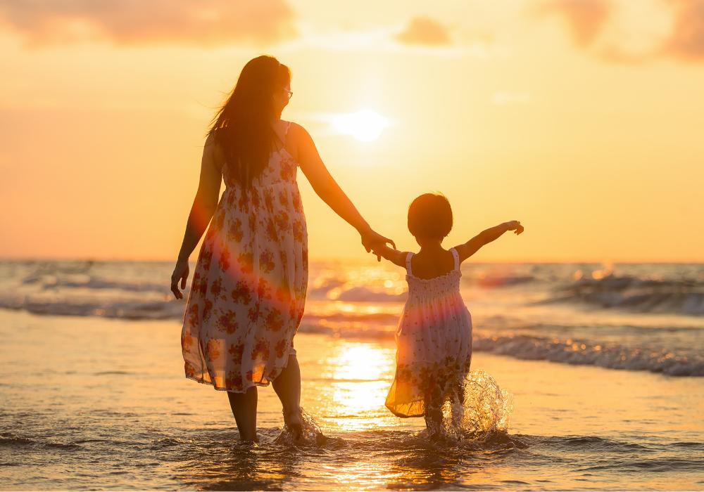 Madre e figlia al mare