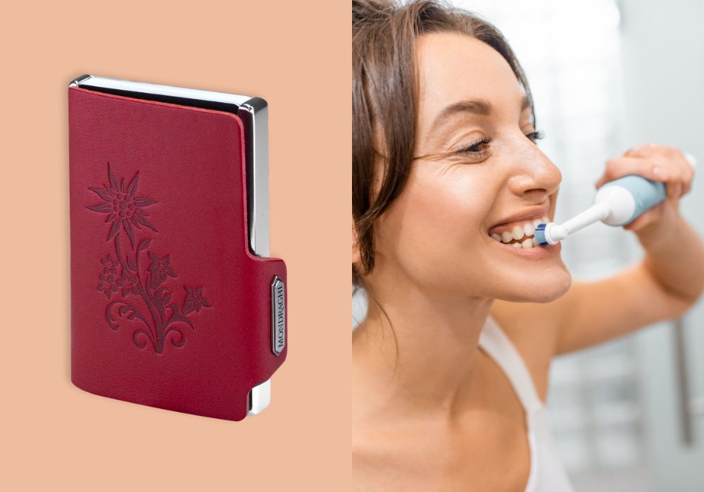 Un mini portafoglio e una donna che si lava i denti con lo spazzolino elettrico