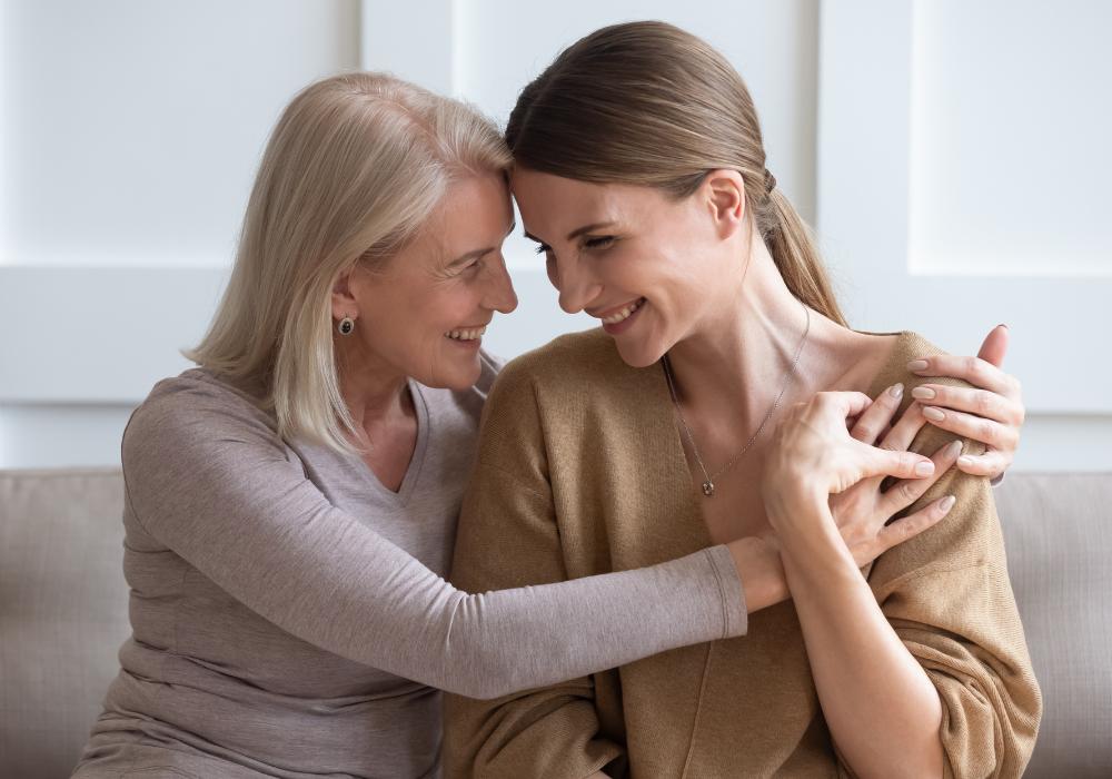 Mamma e figlia che si abbracciano sorridendo