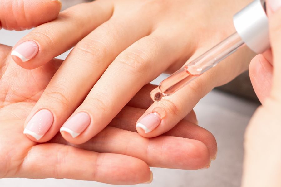 Mettere olio sulle cuticole delle unghie
